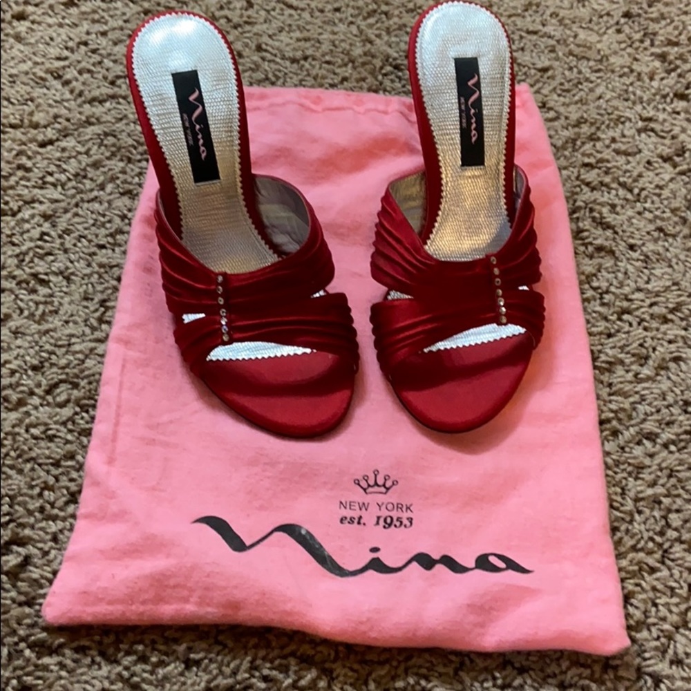 Nina Red Herls